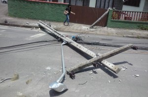 foto dos postes quebrados em acidente na Vila Bancária