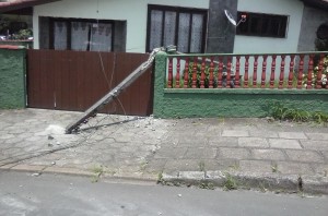 Foto de poste de casa quebrado em acidente