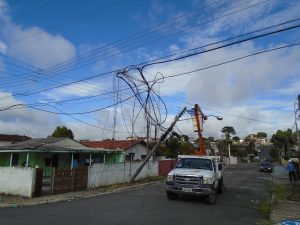 foto de equipe da cocel trabalhando na manutenção de cabos da rede