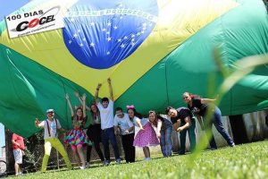 foto equipe da associação amor viral segurando grande bandeira do Brasil