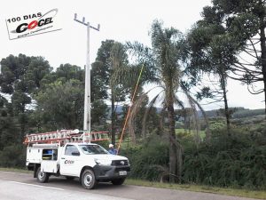 foto de caminhão da cocel com eletricista trabalhando na rede