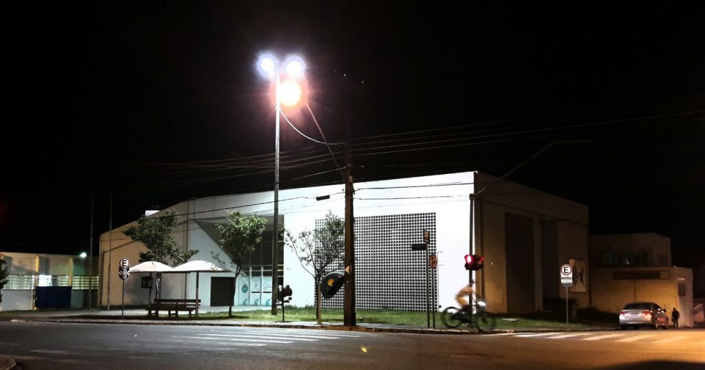 Iluminação em frente à sede do Procon também foi revitalizada.