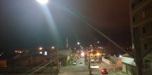Foto do alto da Av. Ver. Arlindo Chemin, destacando a iluminação pública da Cocel