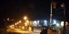 Foto da rua Pedro Skrzypietz, bairro Campo do Meio, em Campo Largo, dando destaque à iluminação pública da Cocel