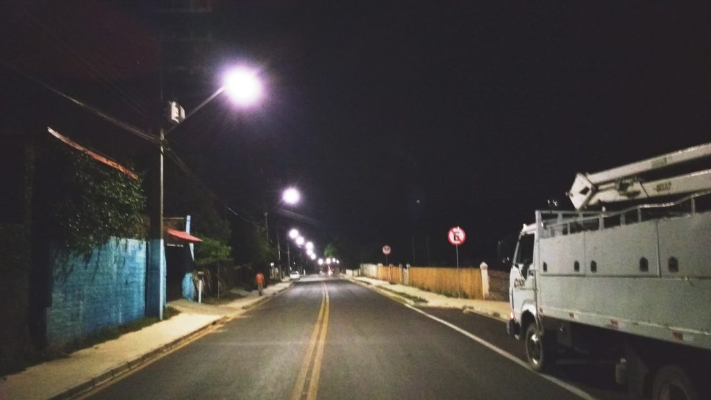 foto da avenida dom rodrigo,. em campo largo, dando destaque à iluminação pública instalada pela Cocel