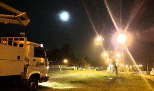 foto da avenida canadá, loteamento gorski, com destaque para a iluminação pública e o caminhão da cocel