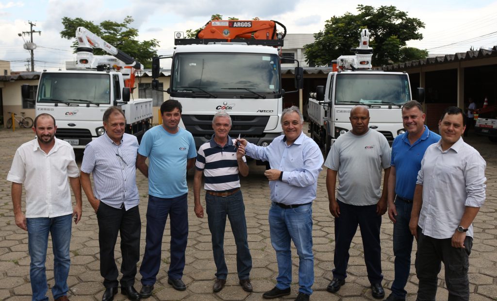 equipe da Cocel recebe chaves dos novos caminhões das mãos do prefeito Marcelo Puppi
