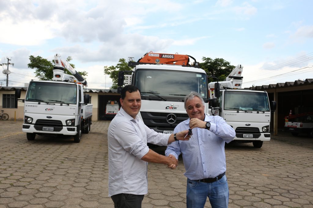 equipe da Cocel recebe chaves dos novos caminhões das mãos do prefeito Marcelo Puppi