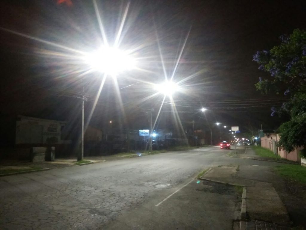 Foto da Avenida Expedicionários, em Campo Largo, destacando a nova iluminação pública feita pela COCEL