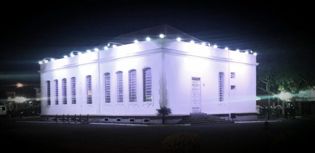 Museu Histórico de Campo Largo com a iluminação azul feita pela Cocel para o Novembro Azul