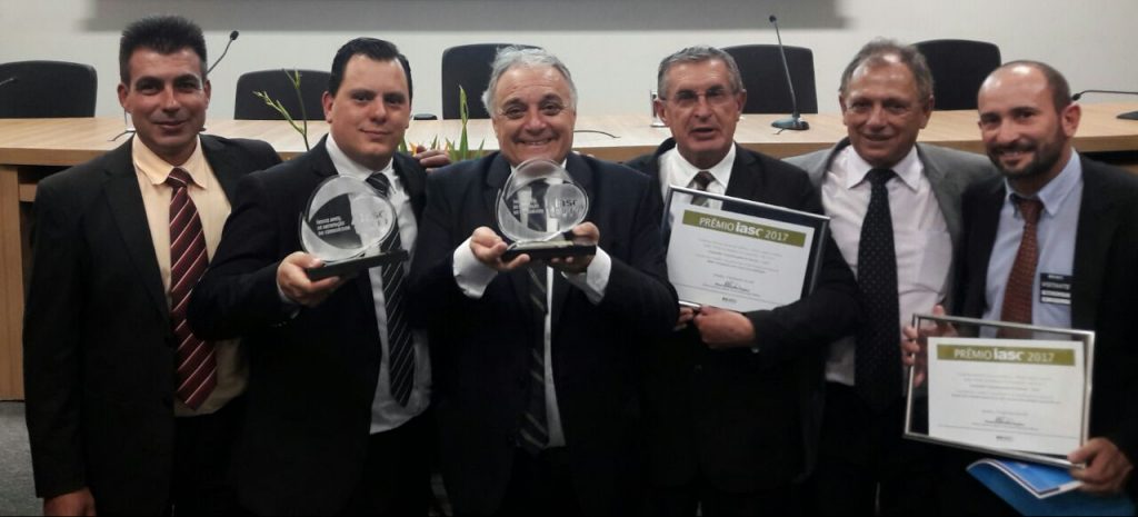 Foto da diretoria da Cocel recebendo o Prêmio IASC 2017 na sede da ANEEL em Brasília