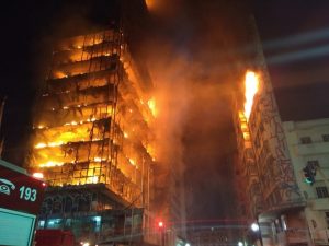 foto de prédio pegando fogo em são paulo