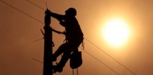 foto ilustrativa de eletricista da cocel trabalhando na rede de distribuição de energia elétrica