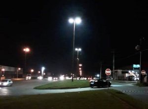 detalhe das luminárias de iluminação pública da avenida ayrton senna da silva em campo largo