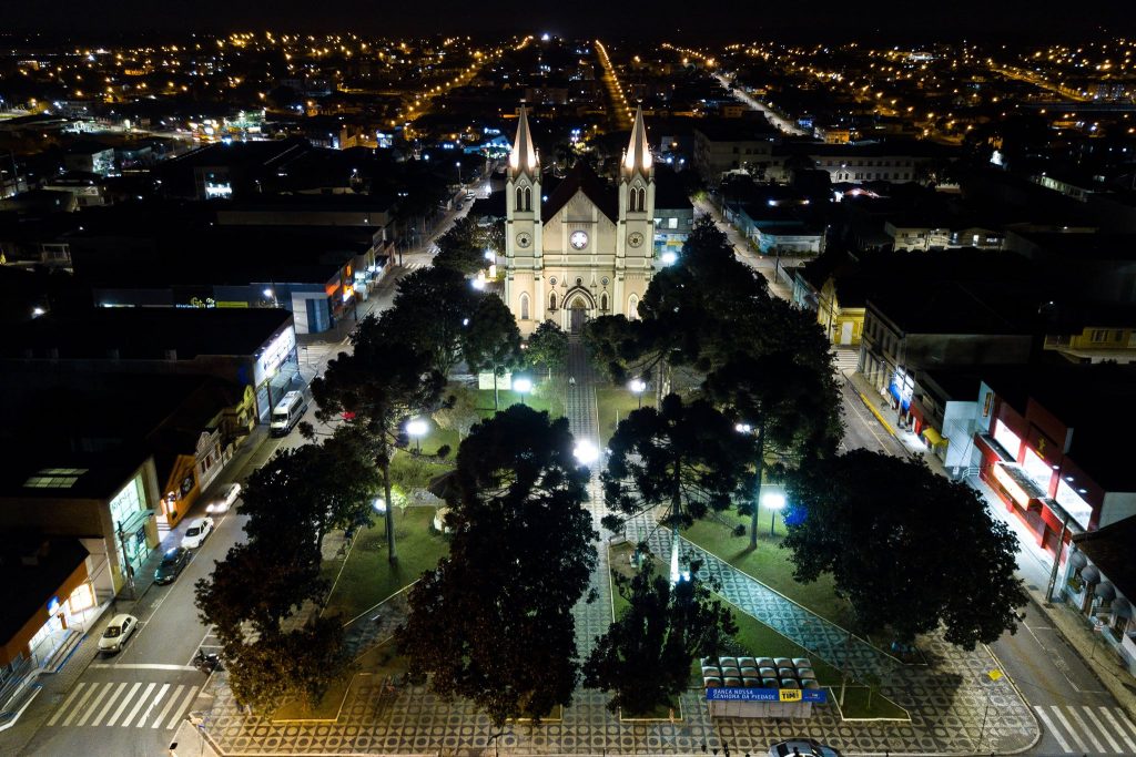 imagem aérea de campo largo destacando a iluminação em led finalizada pela cocel