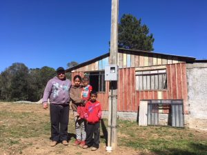 Família em frente de casa em bateias ao lado do poste da cocel campo largo
