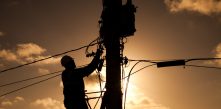 imagem de eletricista da COCEL trabalhando no poste