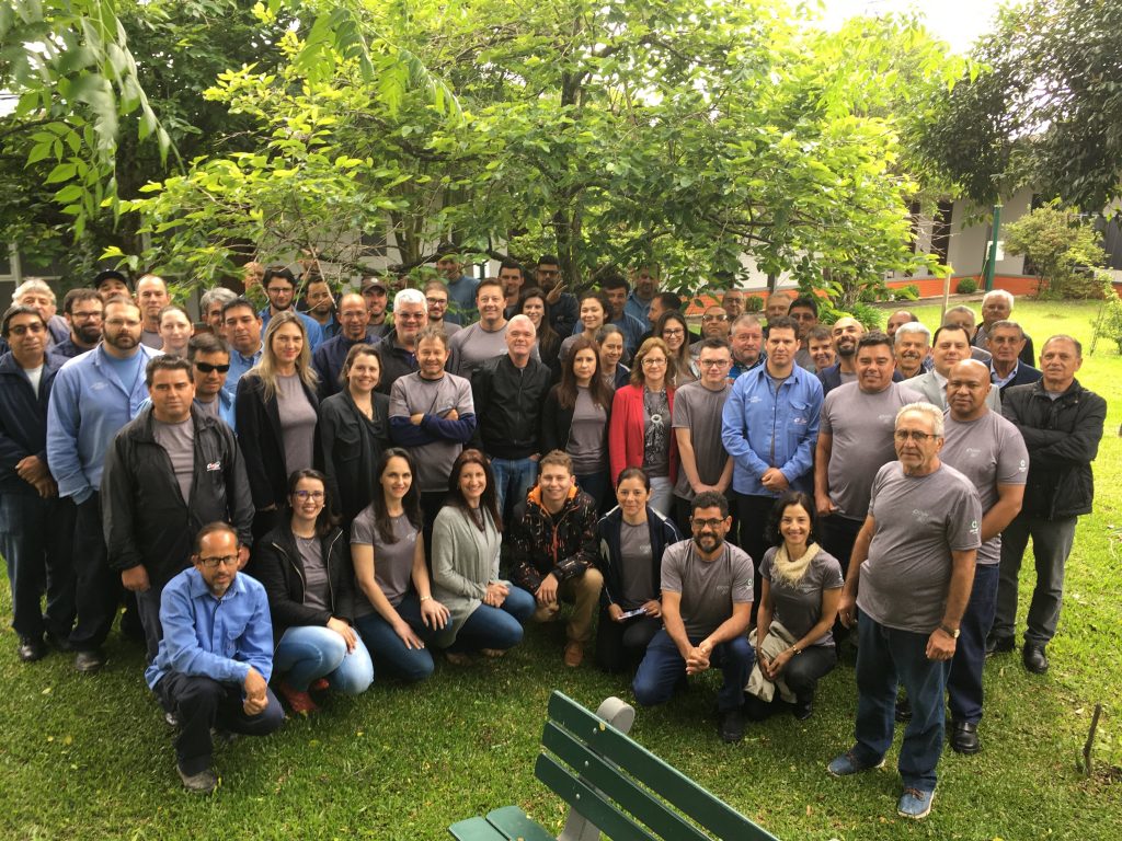 foto de todos os colaboradores da cocel na abertura da sipat 2018
