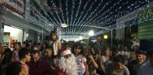 foto túnel da energia feito pela cocel no calçadão da rua xv de novembro natal em campo largo